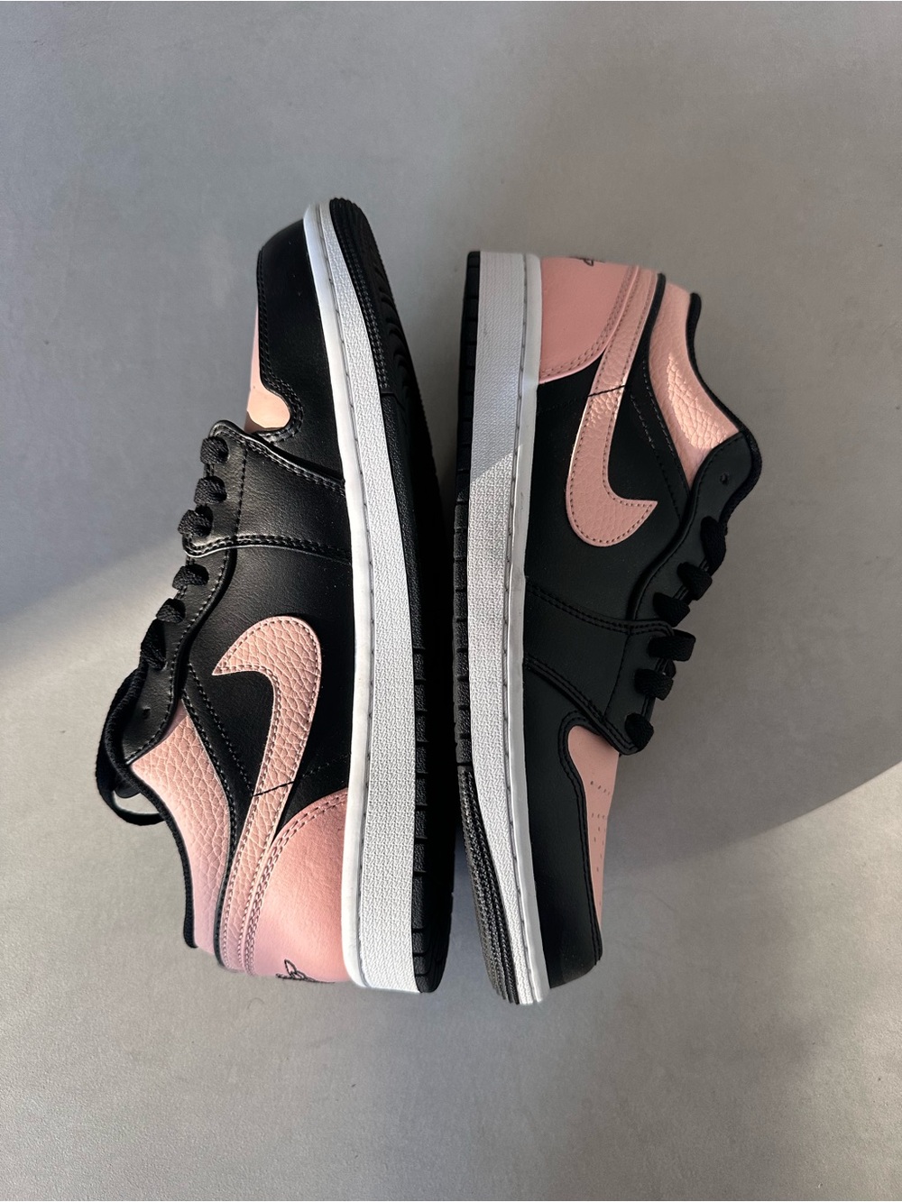 Nike Women's Low Top Athletic Sneakers in Black and Pink